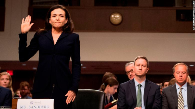 Bà Sandberg tuyên thệ trước Ủy ban tình báo Thượng viện Mỹ tại DC tháng 9/2018 (Ảnh: CNN).