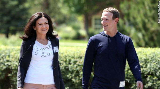 Bà Sheryl Sandberg đi dạo cùng ông chủ Facebook Mark Zuckerberg sau một phiên họp tại Sun Valley, Idaho (Mỹ) tháng 7/2021 (Ảnh: CNN).
