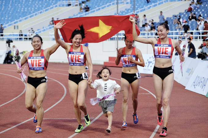 Nguyễn Thị Huyền nắm tay con gái, ăn mừng chiếc huy chương vàng cùng đồng đội (Ảnh: internet)