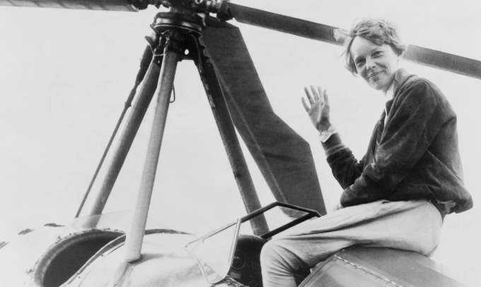 Amelia Earhart vẫy tay từ buồng lái vào năm 1932 sau khi trở thành người phụ nữ đầu tiên chèo thuyền một mình vượt Đại Tây Dương.