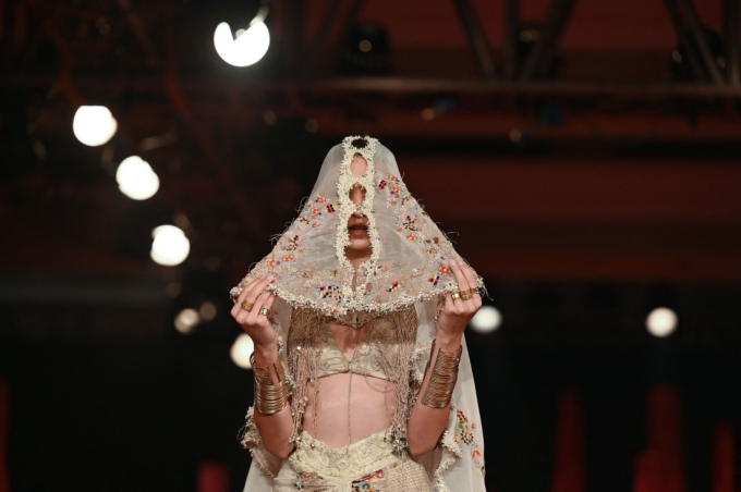 Một thiết kế của Anamika Khanna trong Tuần lễ thời trang cao cấp Ấn Độ (Ảnh: CNN).