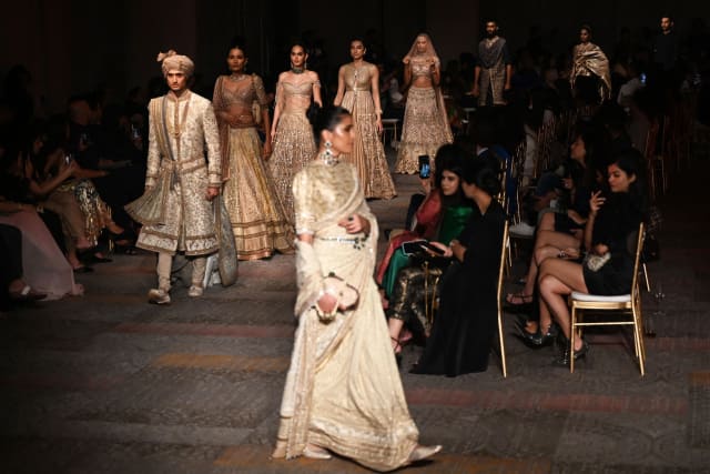 Bộ sưu tập của nhà thiết kế Tarun Tahiliani trong Tuần lễ thời trang cao cấp Ấn Độ ngày 22/7/2022 (Ảnh: CNN).
