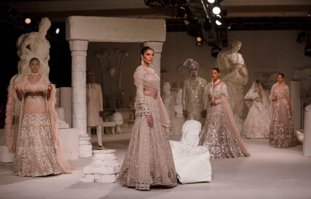 Bộ sưu tập của nhà thiết kế Falguni Shane Peacock trong Tuần lễ thời trang cao cấp FDCI Ấn Độ ở ngày 29/7/2022 (Ảnh: CNN).