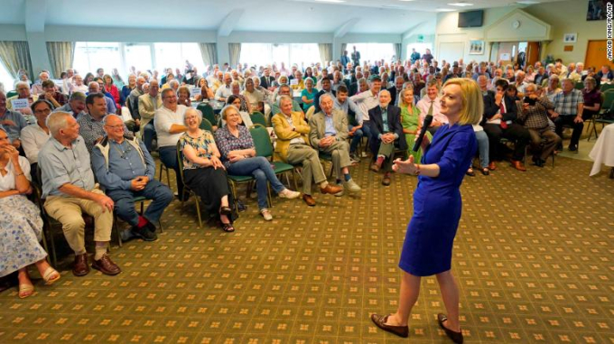 Bà Liz Truss phát biểu trong một sự kiện ở Ludlow (Anh) như một phần trong chiến dịch trở thành lãnh đạo đảng Bảo thủ và thủ tướng tiếp theo ngày 3/8/2022 (Ảnh: CNN).