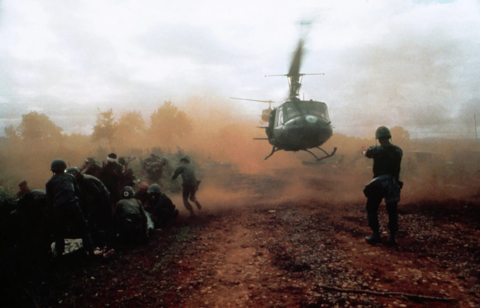 Một chiếc trực thăng cất cánh từ bãi đất trống gần trại của Lực lượng Đặc nhiệm Hoa Kỳ ở miền Trung Việt Nam sau khi bị phục kích (Ảnh: Tim Page/Corbis via Getty Images)