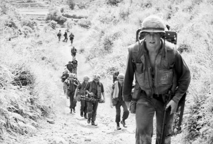 Một bức ảnh năm 1966 về Thủy quân lục chiến Hoa Kỳ tại Thung lũng An Lão, miền Nam Việt Nam. Ông Page được xem là đã nắm bắt được nỗi sợ của binh lính trẻ khi bị 