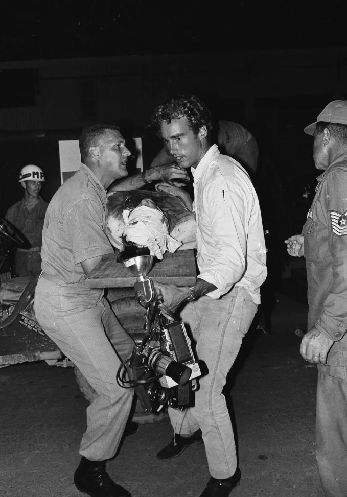 Ông Page được sơ tán khỏi Đà Nẵng sau khi bị thương bởi một quả lựu đạn vào năm 1966. Chiếc cáng do Thiếu tá Thủy quân lục chiến Michael Styles (bên trái), và Sean Flynn, một nhiếp ảnh gia tự do, người sau đó mất tích ở Campuchia (Ảnh: AP).