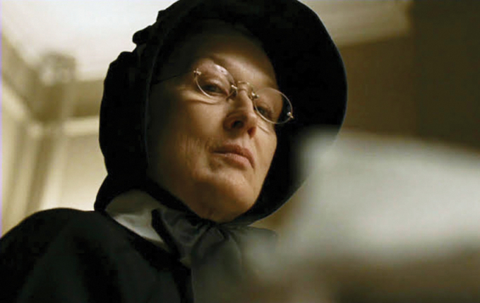 Sơ Aloysius do Meryl Streep thủ vai.