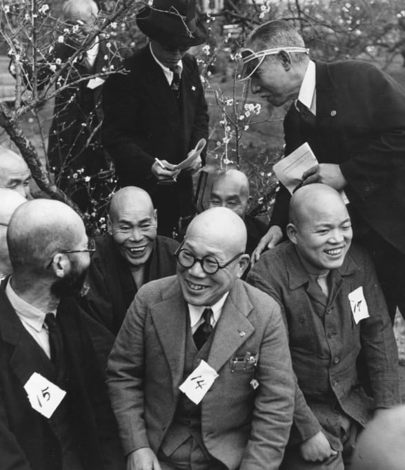 Một giám khảo đang kiểm tra các thí sinh trong cuộc thi hói đầu vào năm 1957 tại Nhật, nơi có tỉ lệ hói đầu từng thấp nhất trên thế giới (Ảnh: Getty Images).