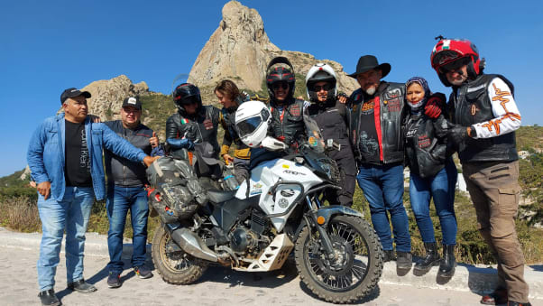 McCutchen bên nhóm xe mô tô ở làng Bernal, Mexico (Ảnh: CNN).