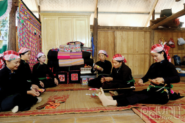Phụ nữ Tày ở Văn Bàn vẫn bảo tồn nghề làm thổ cẩm truyền thống.