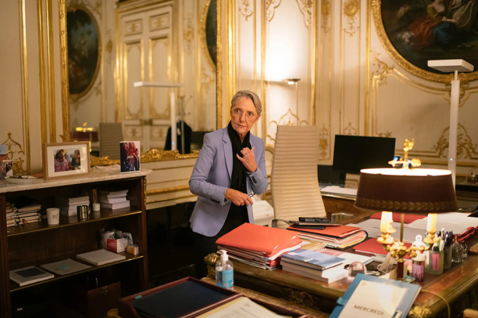 Thủ tướng Pháp, Élisabeth Borne tại văn phòng của bà ở Paris (Ảnh: NYTimes).