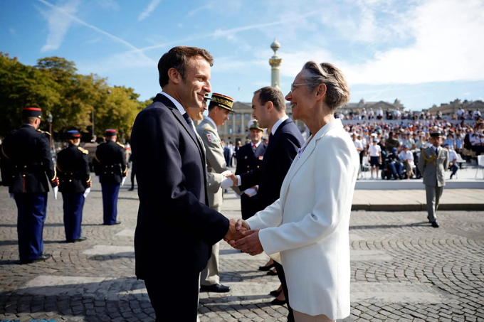 Tổng thống Emmanuel Macron và bà Borne trong cuộc diễu hành quân sự Ngày Bastille vào tháng 7 năm ngoái tại Paris (Ảnh: NYTimes)