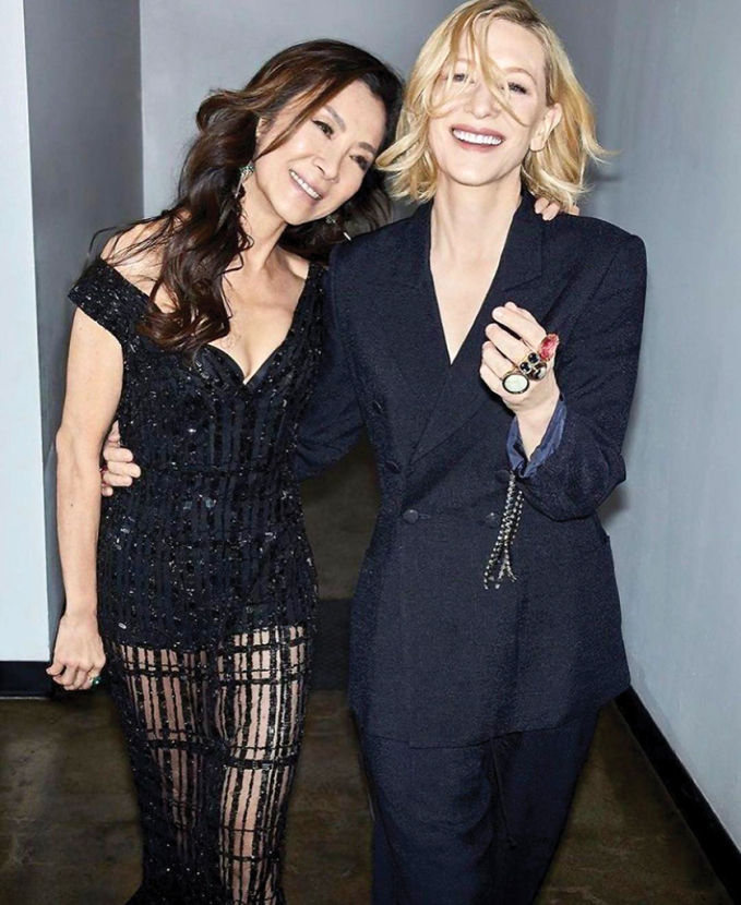 Dương Tử Quỳnh và Cate Blanchett chụp hình cùng nhau trong một sự kiện.