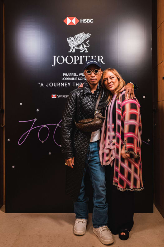 Nam ca sĩ Pharrell Williams và nhà thiết kế Lorraine Schwartz tại một sự kiện Joopiter được tổ chức tại The Upper House ở Hồng Kông (Ảnh: CNN).