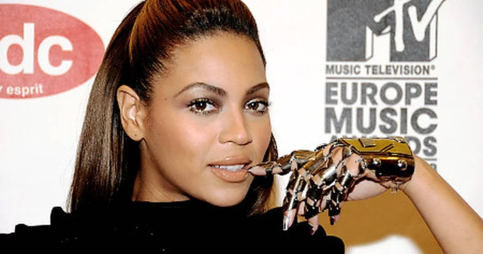 Nữ ca sĩ Beyonce với chiếc găng tay titan sang trọng của nhà thiết kế Schwartz.