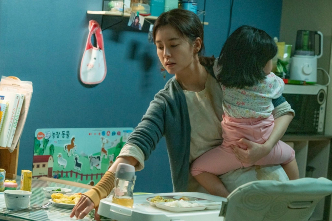 Cảnh trong bộ phim “Kim Ji-young, Born 1982” được chuyển thể từ cuốn sách ăn khách cùng tên (Ảnh: Lotte culture works)