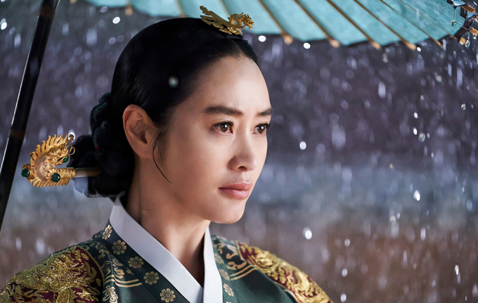 Nữ diễn viên Kim Hye-soo với hình ảnh nữ hoàng quyền lực trong tác phẩm “Under the Queen’s Umbrella” (Ảnh:tvN).