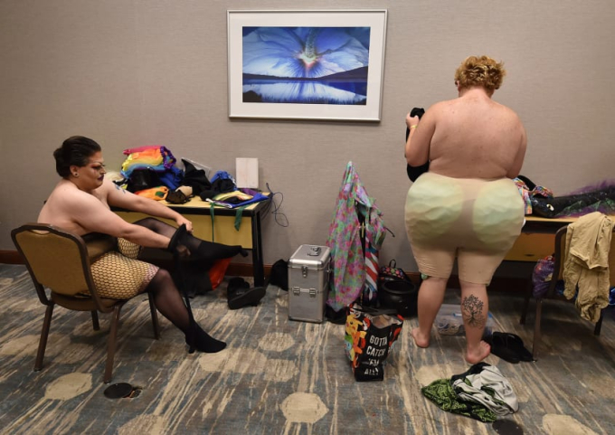 Drag queen sử dụng phần độn mông trước khi biểu diễn (Ảnh: Getty Images).