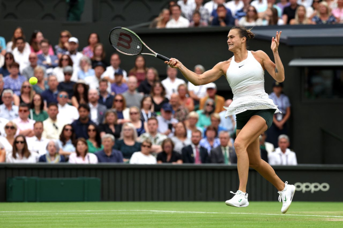 Tay vợt Aryna Sabalenka chụp ảnh tại Wimbledon năm nay, giải đấu đầu tiên cho phép các vận động viên nữ mặc quần tối màu bên trong trang phục toàn màu trắng (Ảnh: CNN)