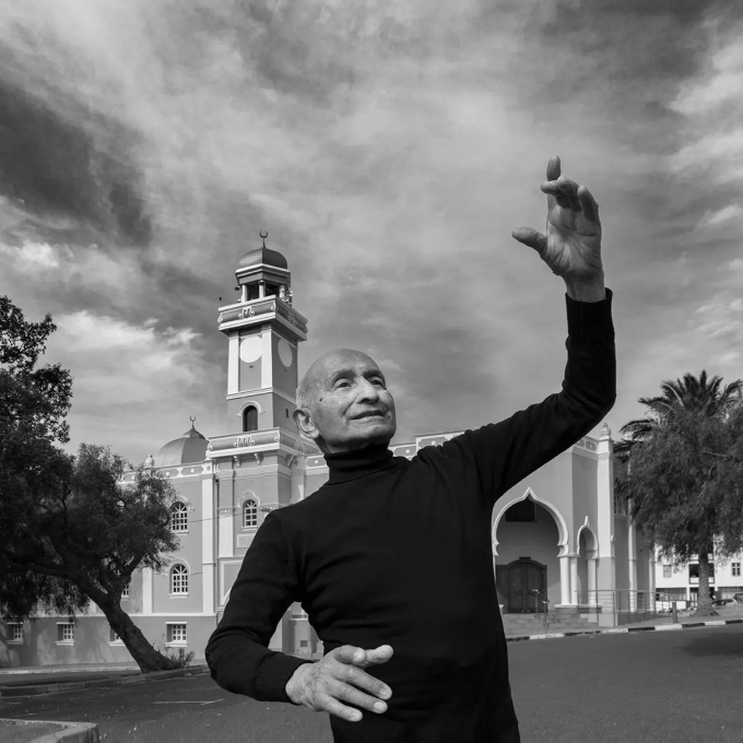 Ông Mosaval trước một nhà thờ Hồi giáo ở Cape Town năm 2022.