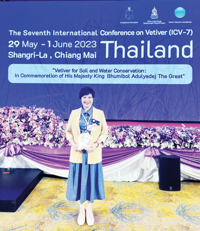 TS Ngô Thị Thúy Hường nhận Giải thưởng King of Thailand Vetiver 2023