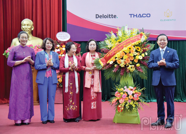 Phó Thủ tướng Chính phủ Trần Hồng Hà tặng hoa chúc mừng các nữ trí thức ngành y tiêu biểu được tôn vinh năm 2023