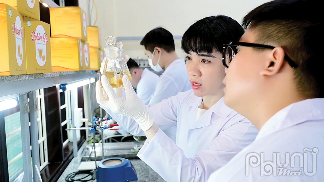 PGS.TS Nguyễn Thị Ái Nhung nghiên cứu dược chất thiên nhiên trong phòng thí nghiệm.