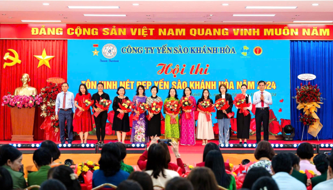 Lãnh đạo Công ty Yến sào Khánh Hòa tặng hoa tôn vinh đại biểu nữ phóng viên, nhà báo tham dự hội thi.