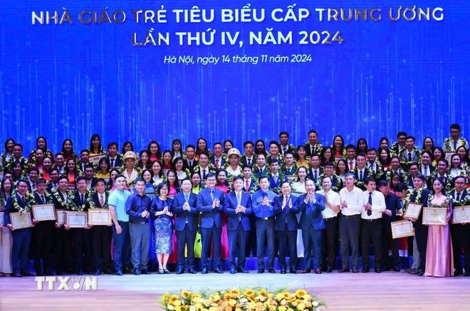 Các đại biểu và các nhà giáo trẻ tiêu biểu cấp Trung ương lần thứ IV tại lễ tuyên dương. (Ảnh:TTXVN)