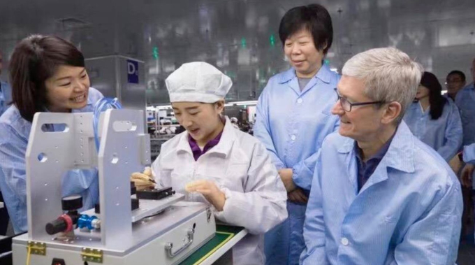 Giám đốc điều hành Apple Tim Cook (phải) và Chủ tịch Grace Wang (thứ 2 từ phải sang) thăm nhà máy sản xuất của Luxshare Precision Industry tại Thượng Hải (Trung Quốc)