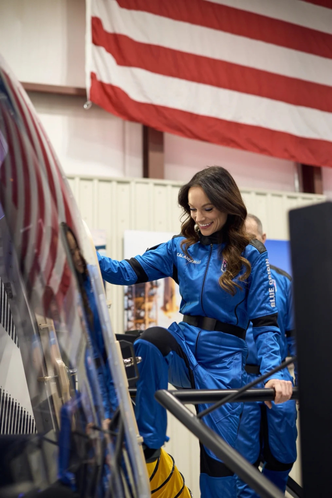 Emily Calandrelli trong quá trình huấn luyện tại Trạm phóng số 1 của Blue Origin.