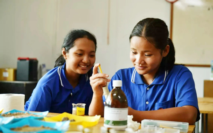 Rinlada Mahanapat (phải) và các bạn tham gia dự án nghiên cứu đất tại làng Baan Mae Salap, tỉnh Mae Hong Son, Thái Lan.