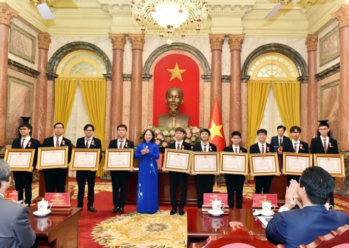 Phó Chủ tịch nước Võ Thị Ánh Xuân trao Huân chương Lao động hạng Nhì cho các học sinh đoạt giải Olympic và Khoa học kỹ thuật quốc tế.