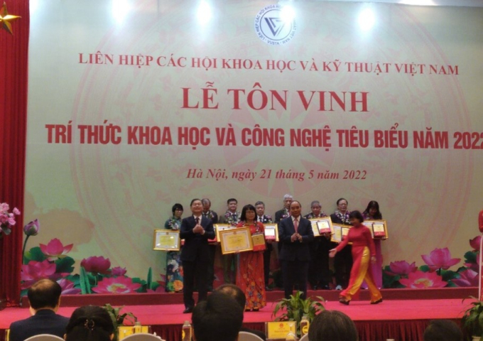 PGS.TS. Phan Thị Thanh Hằng (bên phải) trong Lễ tôn vinh Trí thức Khoa học và Công nghệ tiêu biểu năm 2022