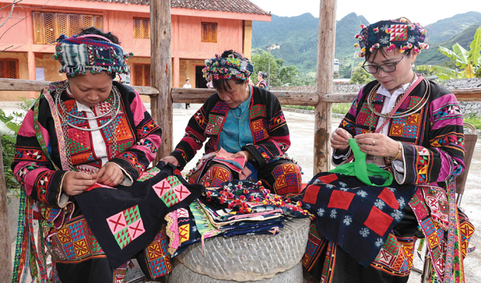 Phụ nữ Lô Lô với bàn tay khéo léo thêu hoa văn trên trang phục truyền thống (Ảnh: Trần Việt -TTXVN)