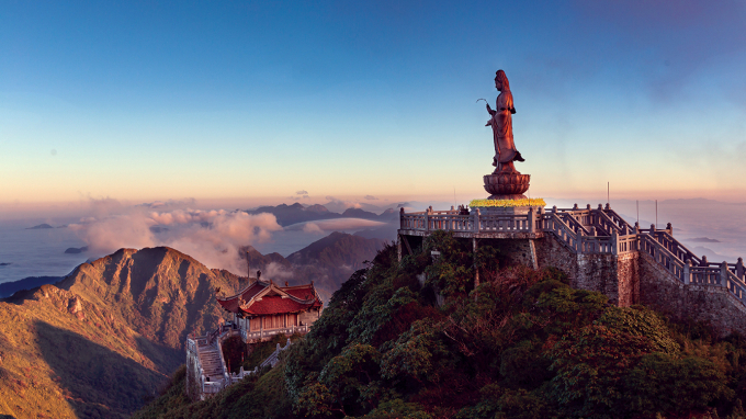 Thị trấn Sapa mờ sương với những thửa ruộng bậc thang hùng vĩ và đỉnh Fansipan nóc nhà Đông Dương. Vào mùa đông, Sapa có thể có tuyết rơi, tạo nên khung cảnh tuyệt đẹp. Ảnh: Bùi Quang Quý