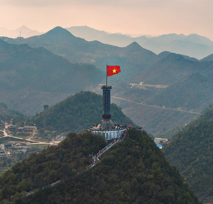 Hà Giang, cao nguyên đá Hà Giang vào mùa xuân rực rỡ với sắc hoa đào, hoa mận. Bạn có thể khám phá những con đường đèo quanh co, những bản làng dân tộc và thưởng thức những món ăn đặc sản. Ảnh: Trung Rùa