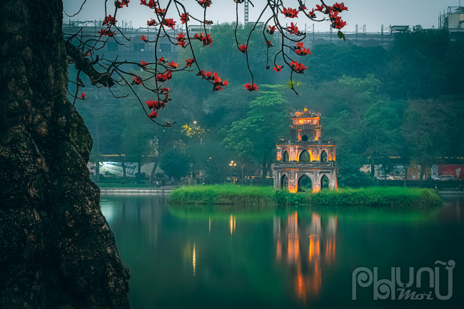 Hà Nội, khám phá vẻ đẹp cổ kính với những ngôi chùa cổ, hồ Hoàn Kiếm, phố cổ... Vào dịp Tết, Hà Nội càng trở nên lung linh với những hàng hoa đào, hoa mai rực rỡ. Ảnh: Hoàng Toàn