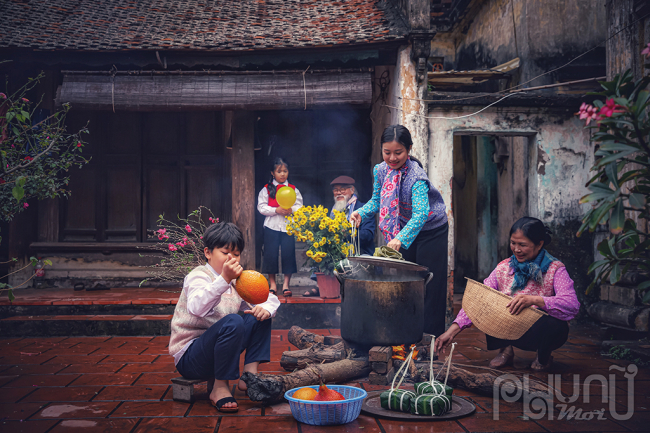 Nếu đã xa nhà lâu, Tết là dịp tuyệt vời trở về nhà, sum họp bên gia đình, cùng nhau gói bánh chưng, bánh tét và thưởng thức những món ăn truyền thống là điều mà ai cũng mong chờ. Ảnh: Hoàng Toàn