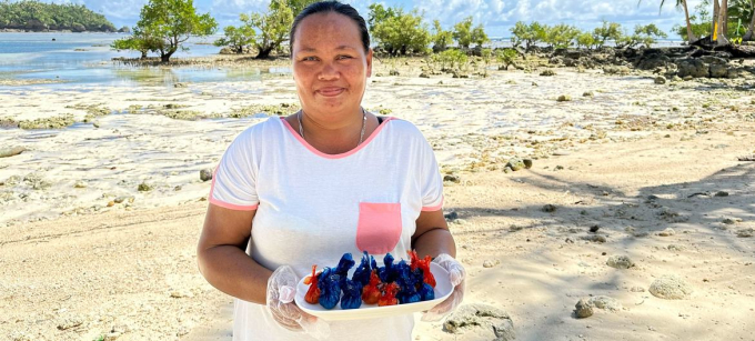 Bà Alma Gonzales, một doanh nhân kẹo dừa trên hòn đảo Siargao xa xôi của Philippines.