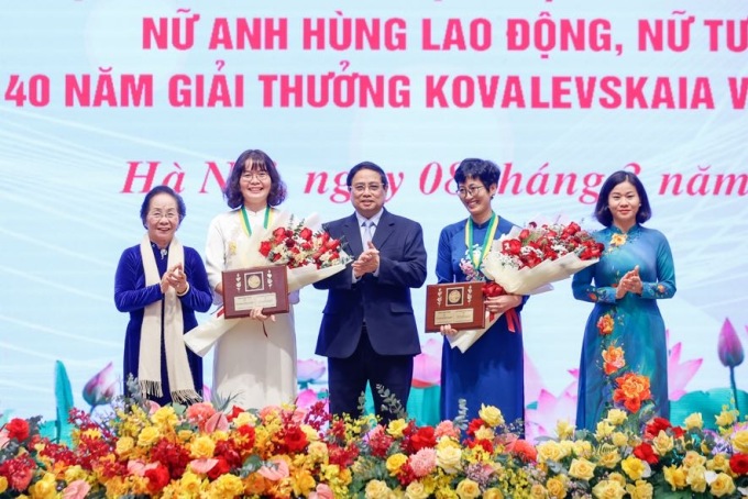 PGS Đặng Thị Mỹ Dung (thứ hai từ trái) và PGS Nguyễn Minh Tân (thứ 4 từ trái) nhận giải thưởng Kovalevskaia năm 2024 (Ảnh: Vnexpress)