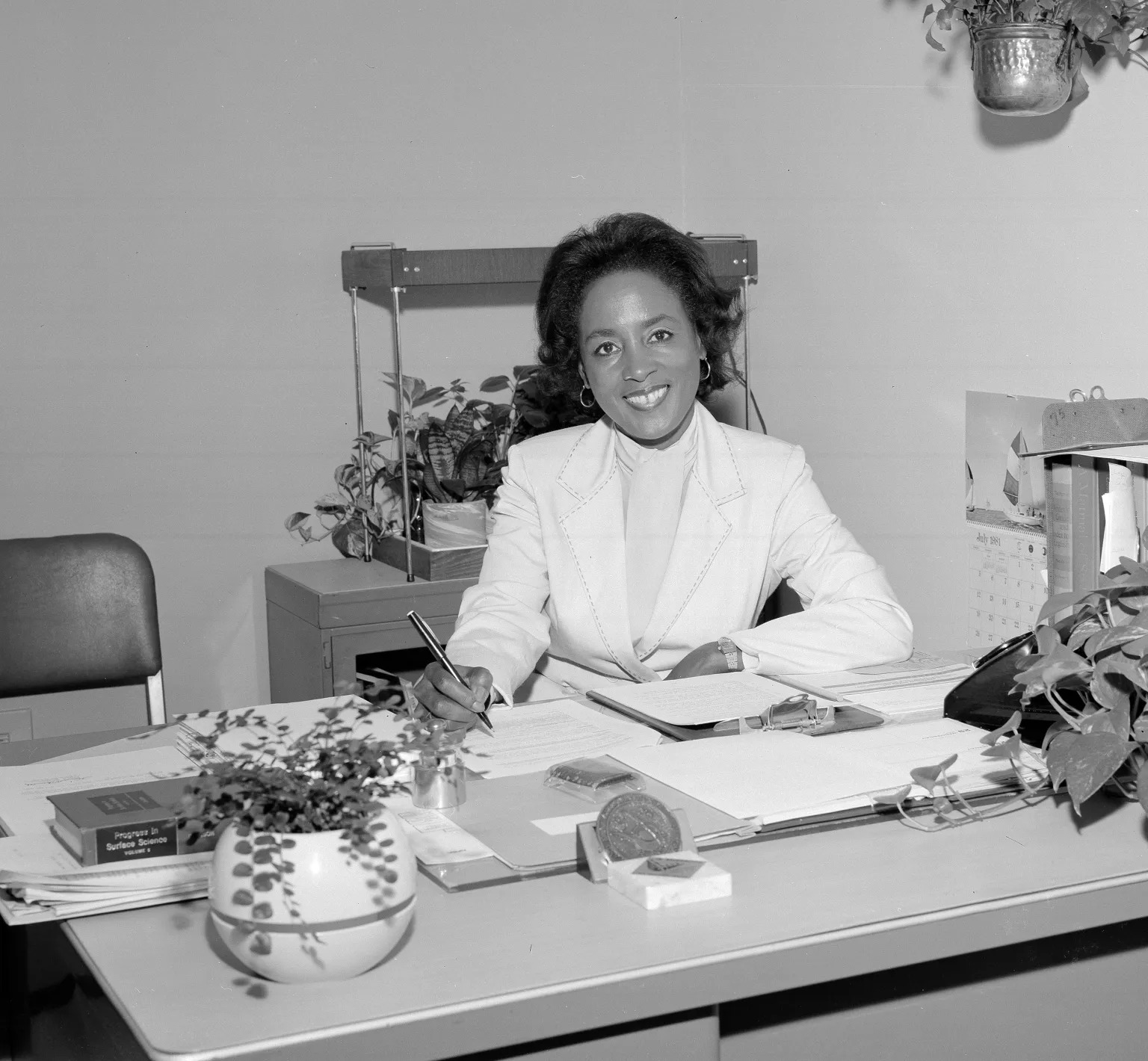 Annie Easley trong văn phòng của bà tại Tòa nhà Kỹ thuật Phát triển (1981) (Ảnh:NASA)