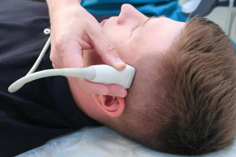 Liệu pháp sóng siêu âm tập trung hiện đang được sử dụng để làm dịu các vùng não hoạt động quá mức liên quan đến chứng trầm cảm và lo âu một cách an toàn, và nó mang lại hiệu quả giảm đau nhanh chóng chỉ sau vài tuần.