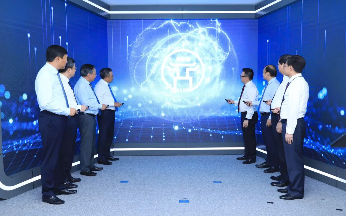 Các đại biểu thực hiện nghi thức bấm nút khai trương Trung tâm Báo chí Thủ đô Hà Nội.