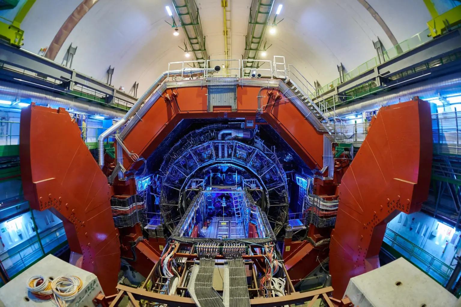 Máy gia tốc hạt lớn của CERN đã chuyển hóa chì thành vàng bằng cách sử dụng sự va chạm gần của hai hạt nhân kim loại cơ bản.