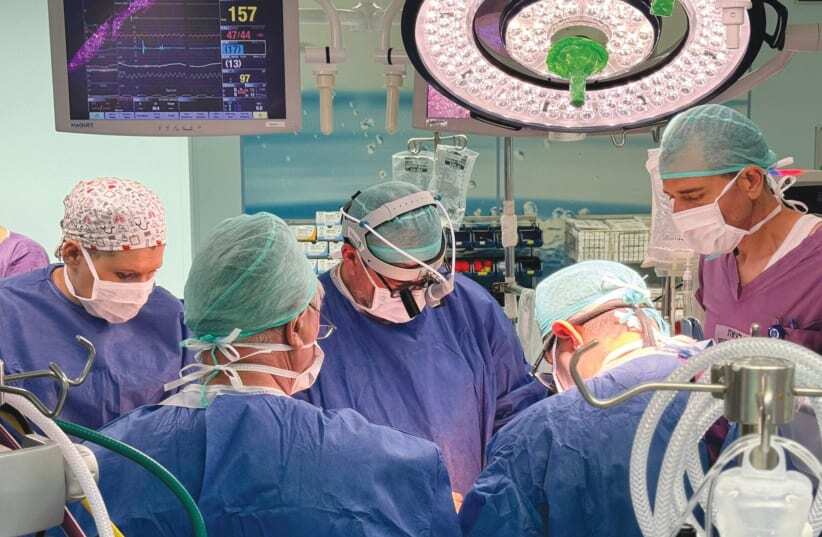 Israel thực hiện thành công ca cấy ghép tim nhân tạo hoàn toàn đầu tiên