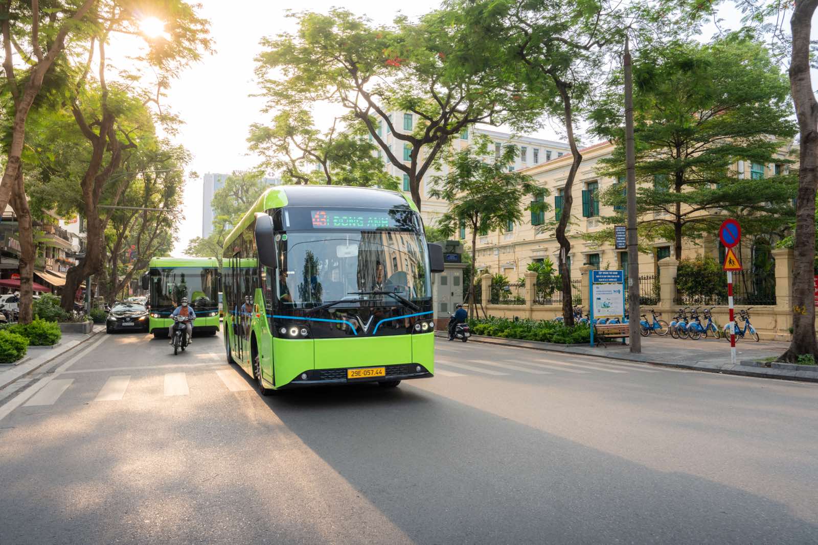 Tuyến 43 là tuyến buýt điện thứ 17 do VinBus triển khai, mang đến lựa chọn di chuyển an toàn, văn minh và thân thiện với môi trường cho người dân Thủ đô. 