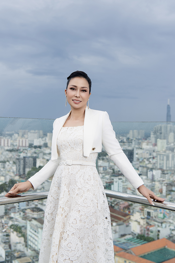 Thanh lịch giữa mây trời, kiêu hãnh giữa gian khó, Hoa hậu Nhân ái Hằng Nguyễn ghi dấu tại sự kiện lễ hội thời trang 