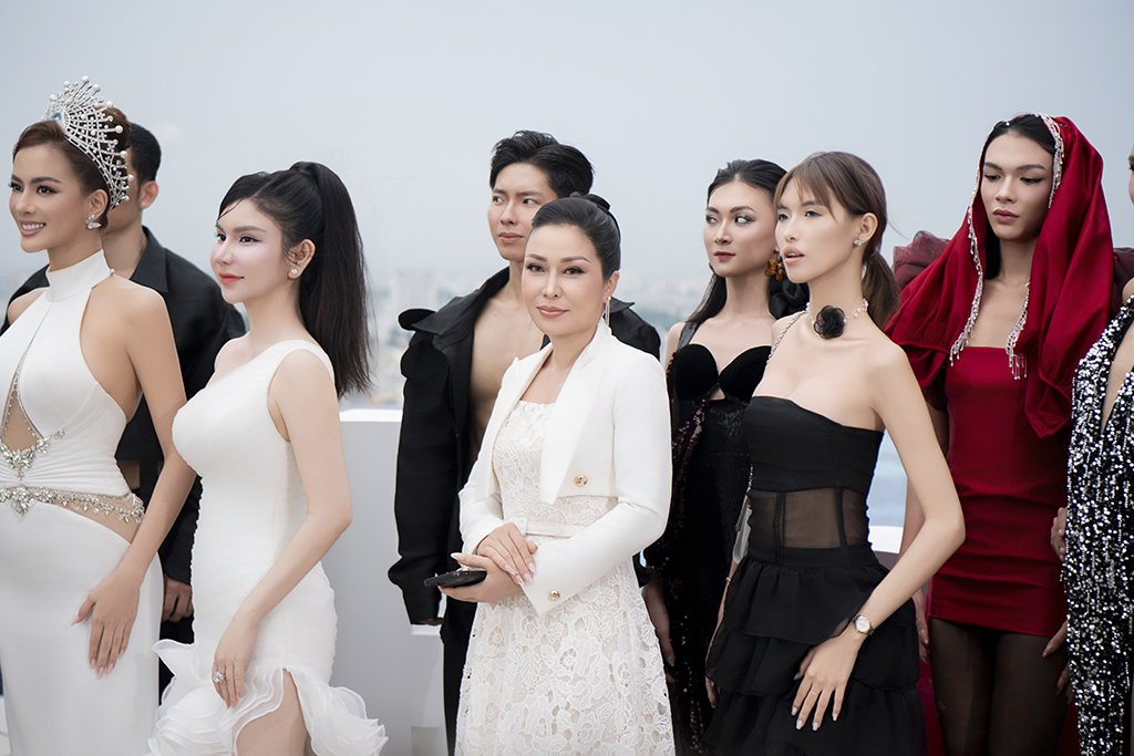 Thanh lịch giữa mây trời, kiêu hãnh giữa gian khó, Hoa hậu Nhân ái Hằng Nguyễn ghi dấu tại sự kiện lễ hội thời trang 